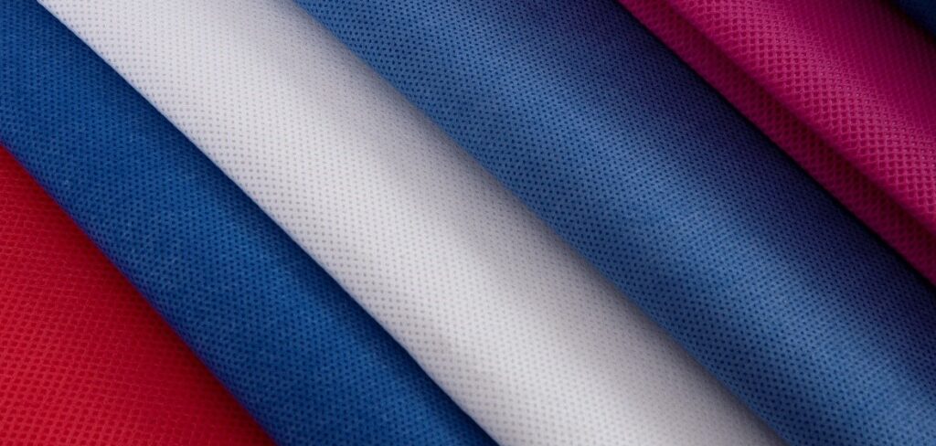 Un geotextil no tejido es un tipo de geosintético caracterizado por ser plano, permeable y flexible, cuyas fibras sintéticas de polipropileno, poliéster o una mezcla de ambas son unidas de manera aleatoria mediante procesos mecánicos, químicos o térmicos.